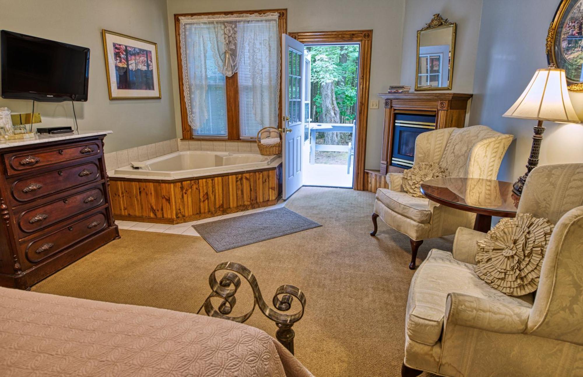 Rockwell Falls Inn And Wine Bar Lake Luzerne Rom bilde