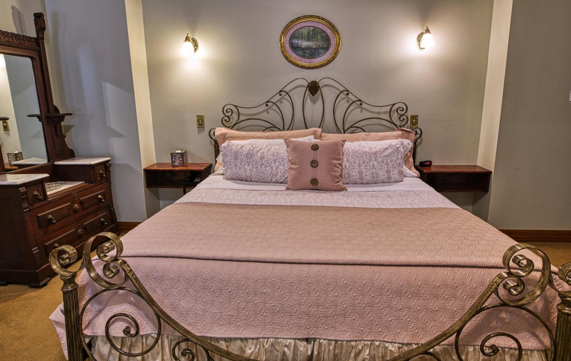 Rockwell Falls Inn And Wine Bar Lake Luzerne Rom bilde