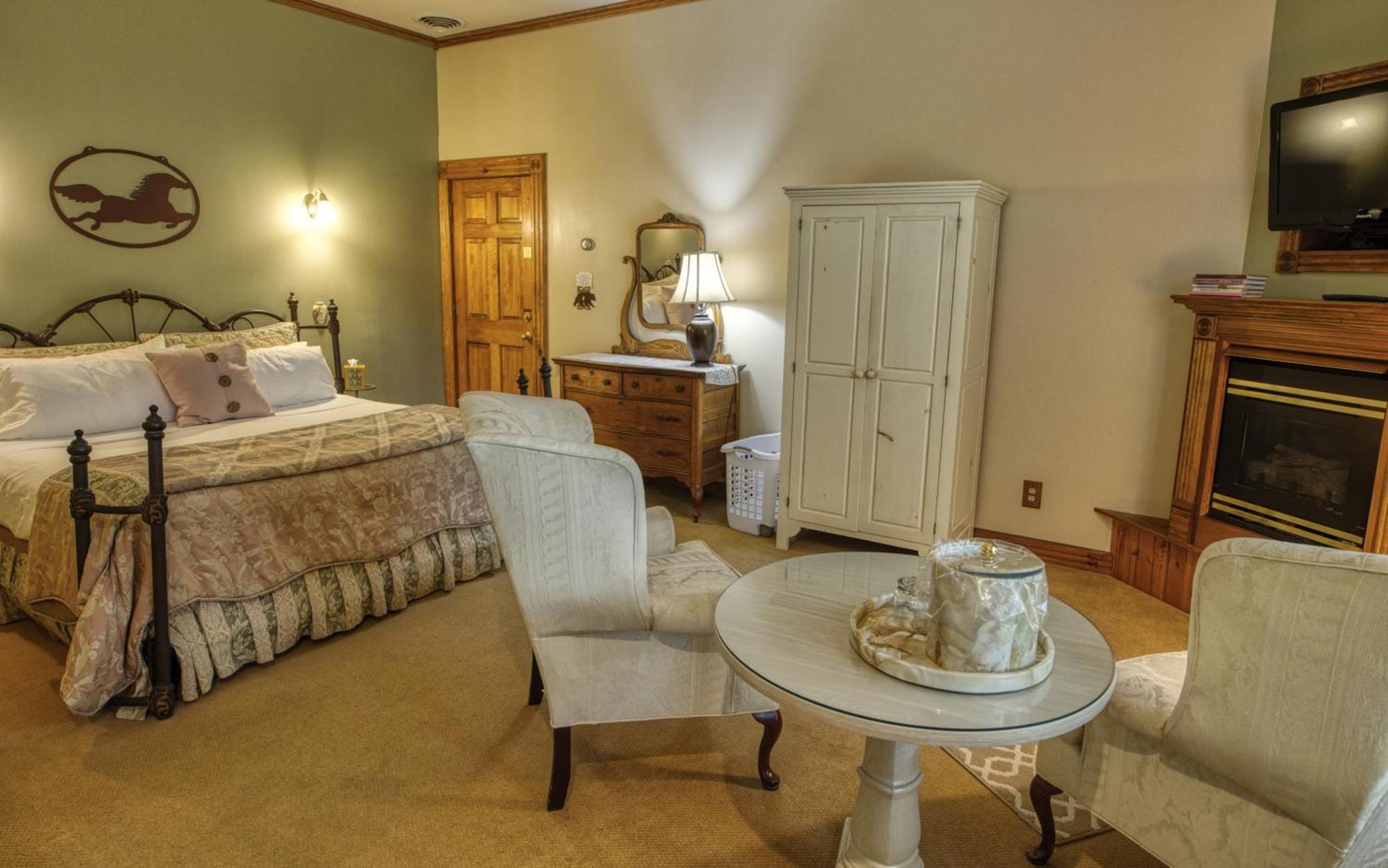 Rockwell Falls Inn And Wine Bar Lake Luzerne Rom bilde