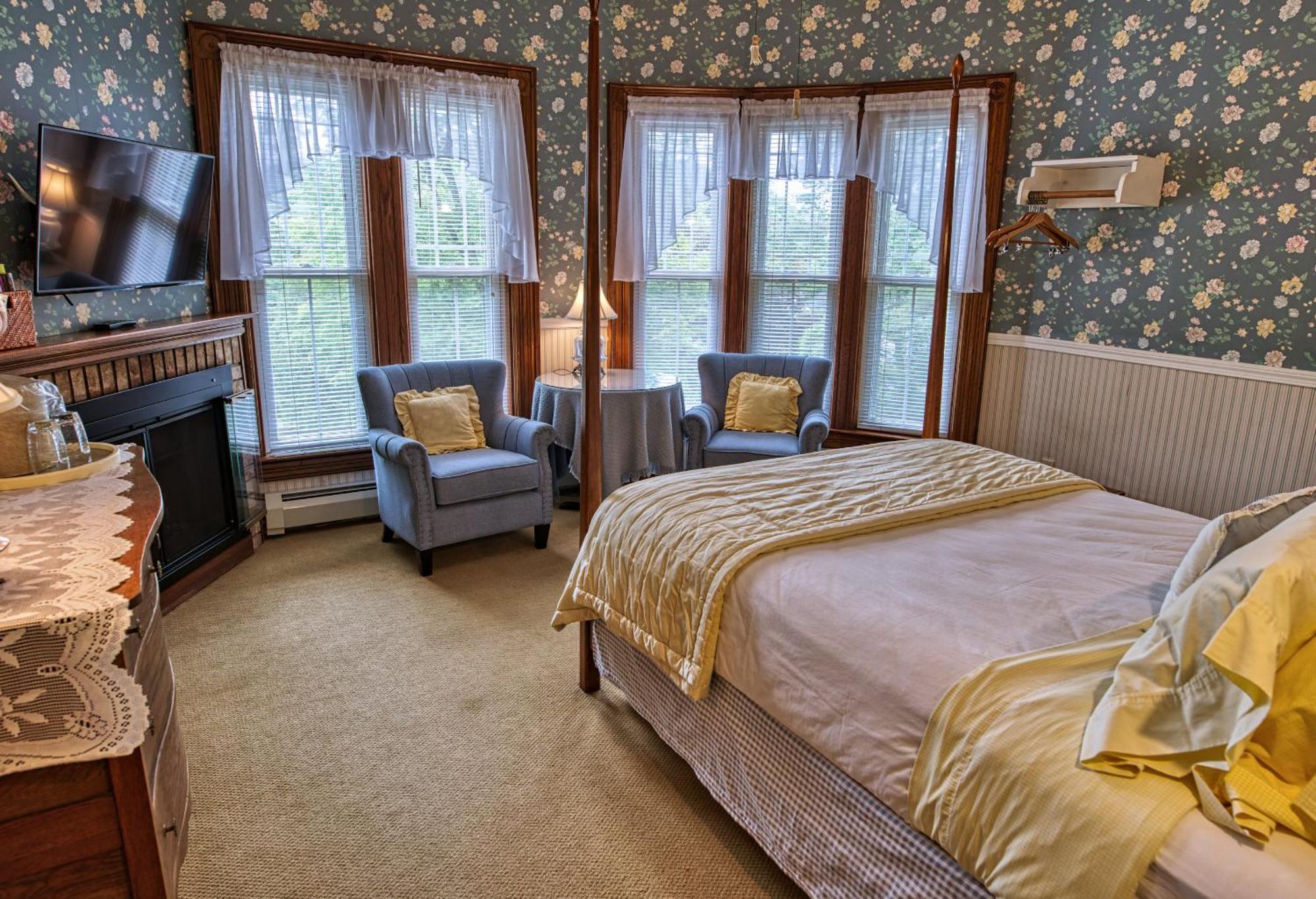 Rockwell Falls Inn And Wine Bar Lake Luzerne Rom bilde