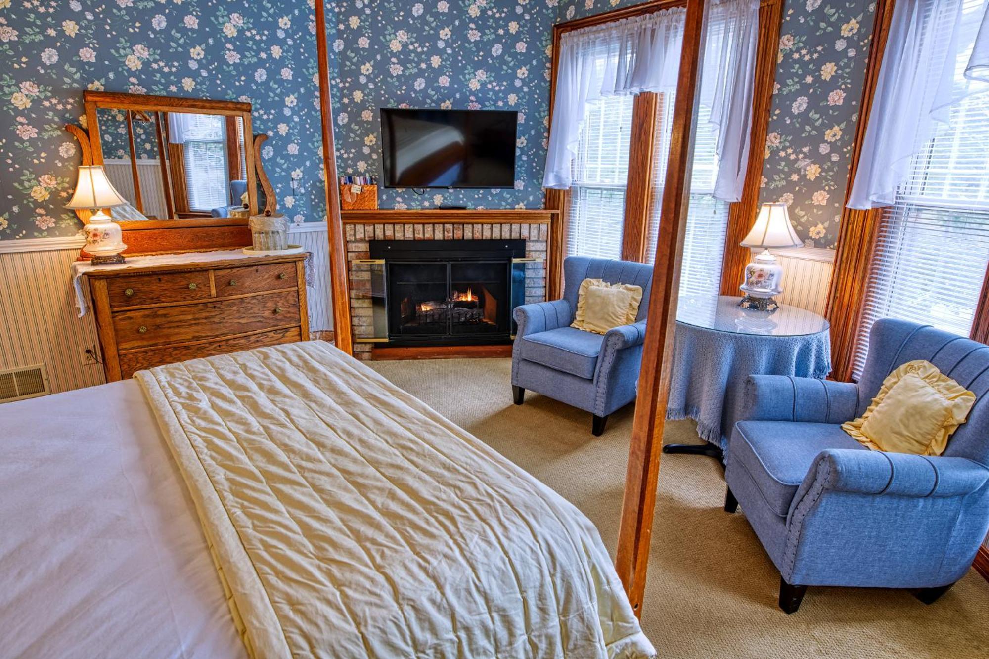 Rockwell Falls Inn And Wine Bar Lake Luzerne Rom bilde