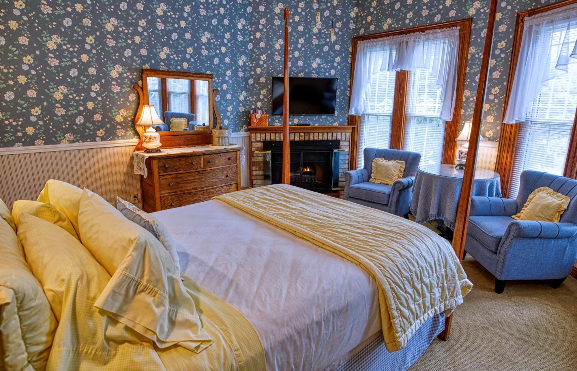 Rockwell Falls Inn And Wine Bar Lake Luzerne Rom bilde