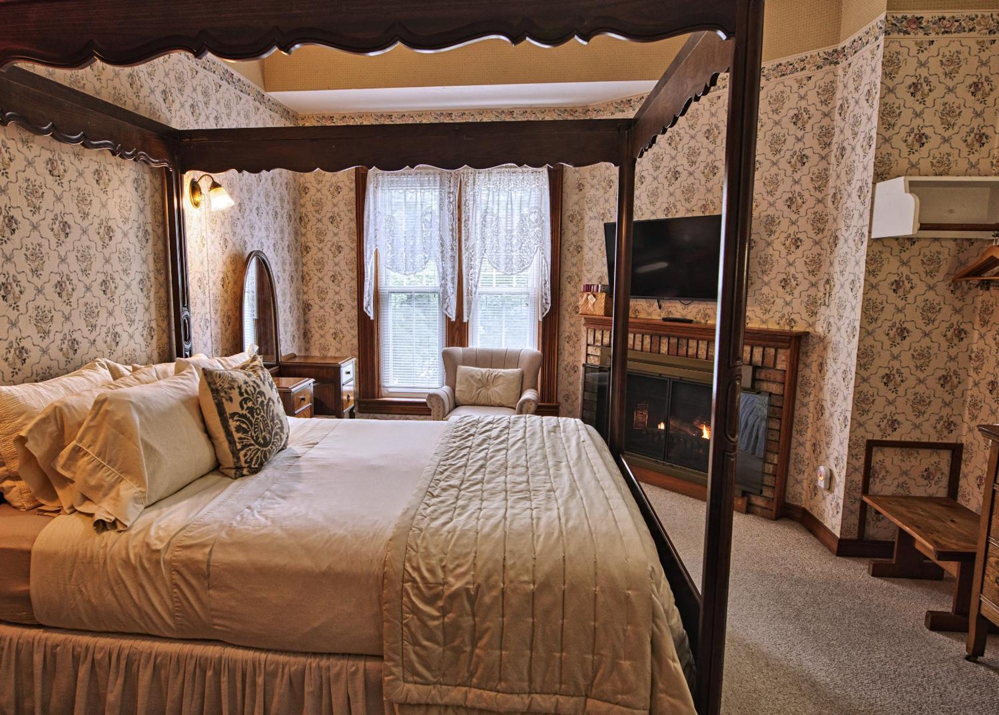 Rockwell Falls Inn And Wine Bar Lake Luzerne Rom bilde