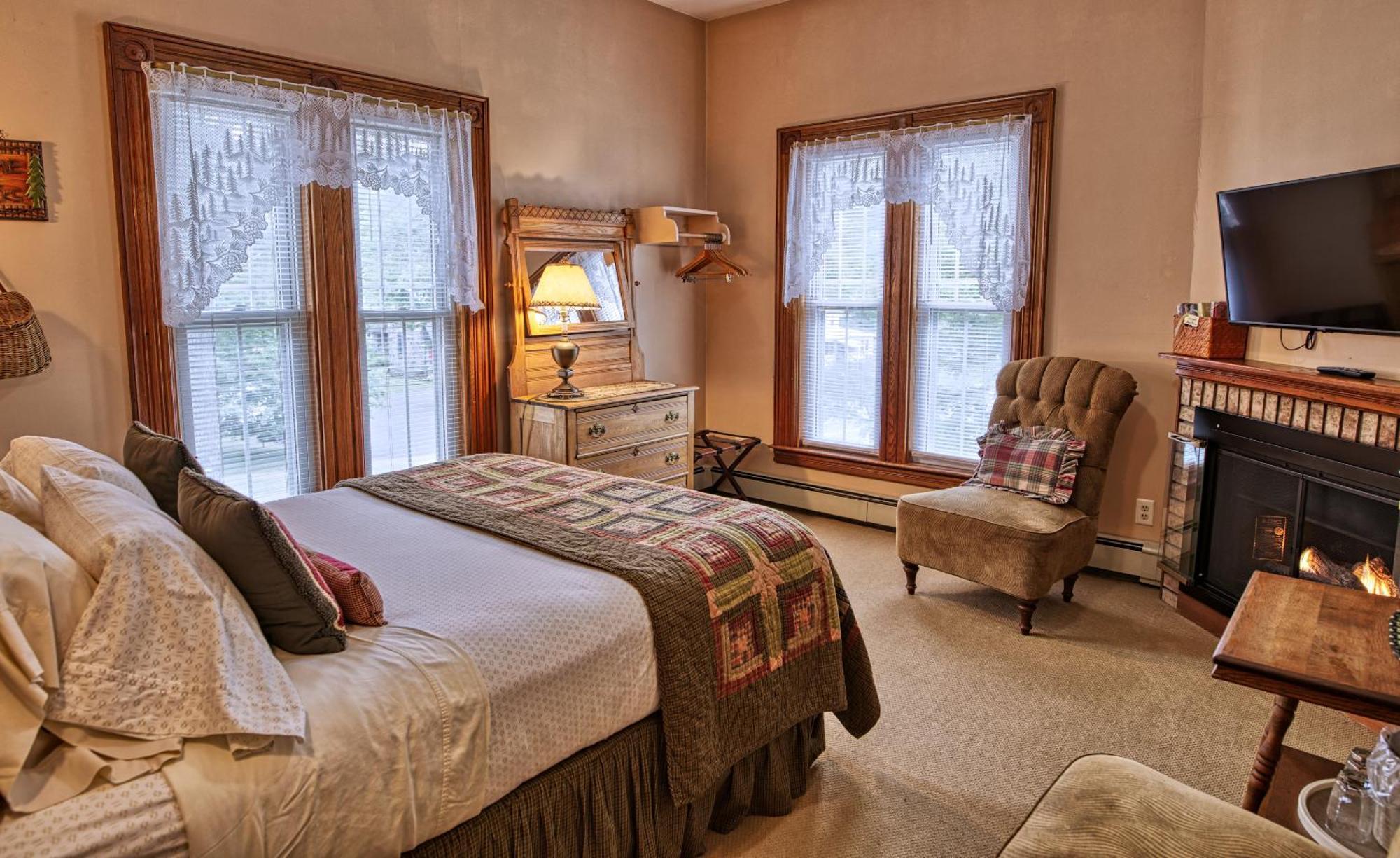 Rockwell Falls Inn And Wine Bar Lake Luzerne Rom bilde