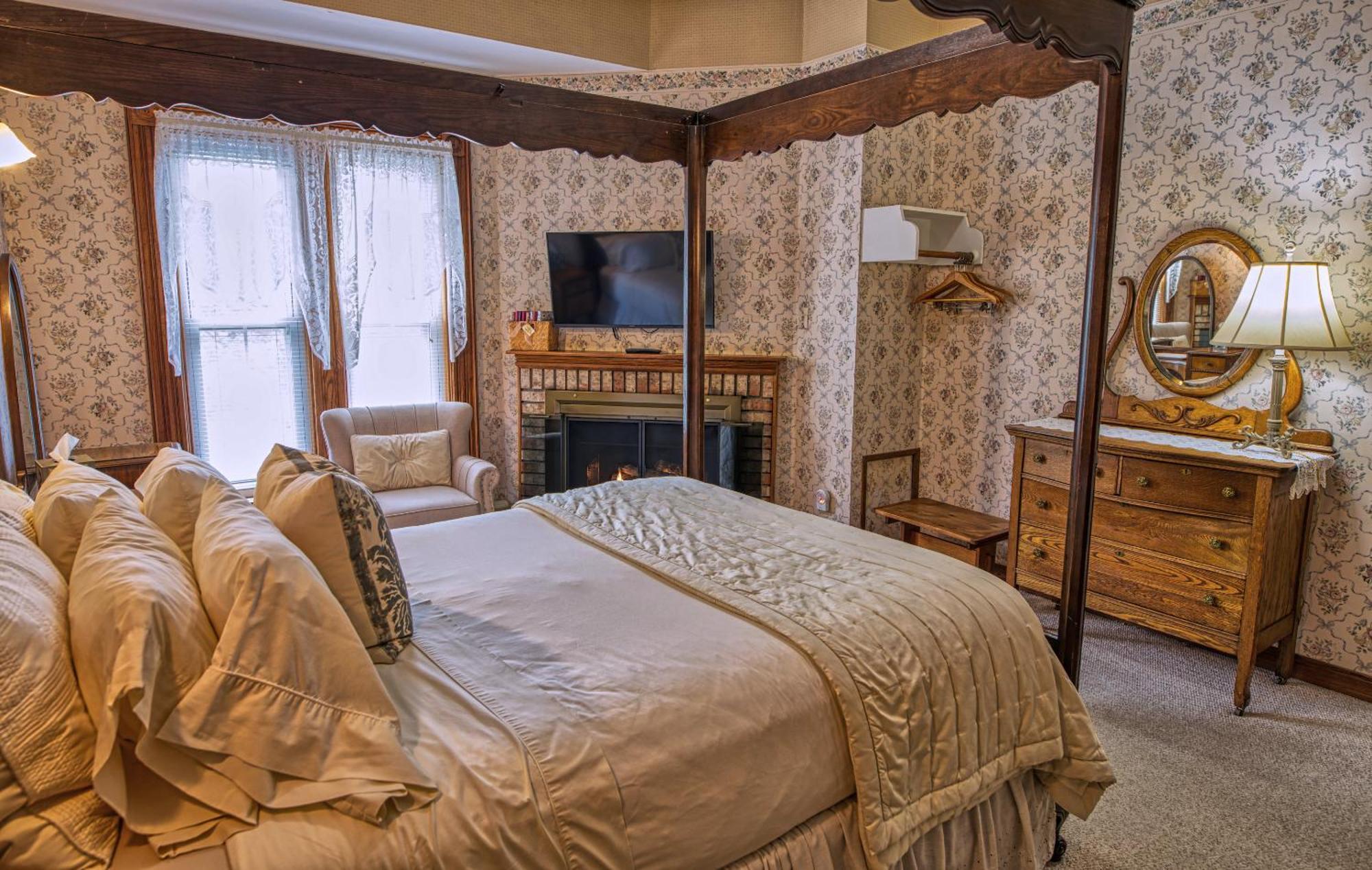 Rockwell Falls Inn And Wine Bar Lake Luzerne Rom bilde