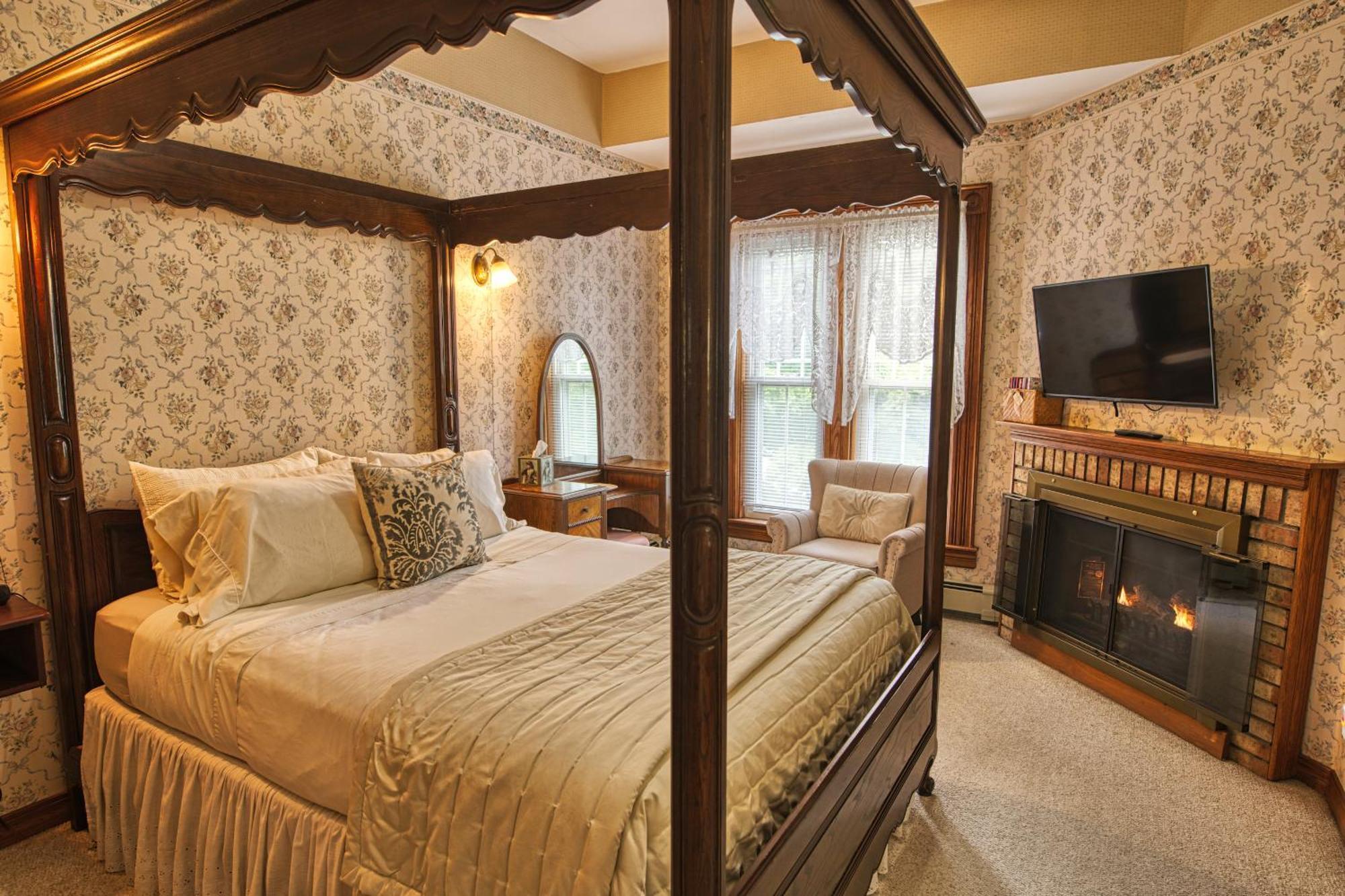 Rockwell Falls Inn And Wine Bar Lake Luzerne Rom bilde