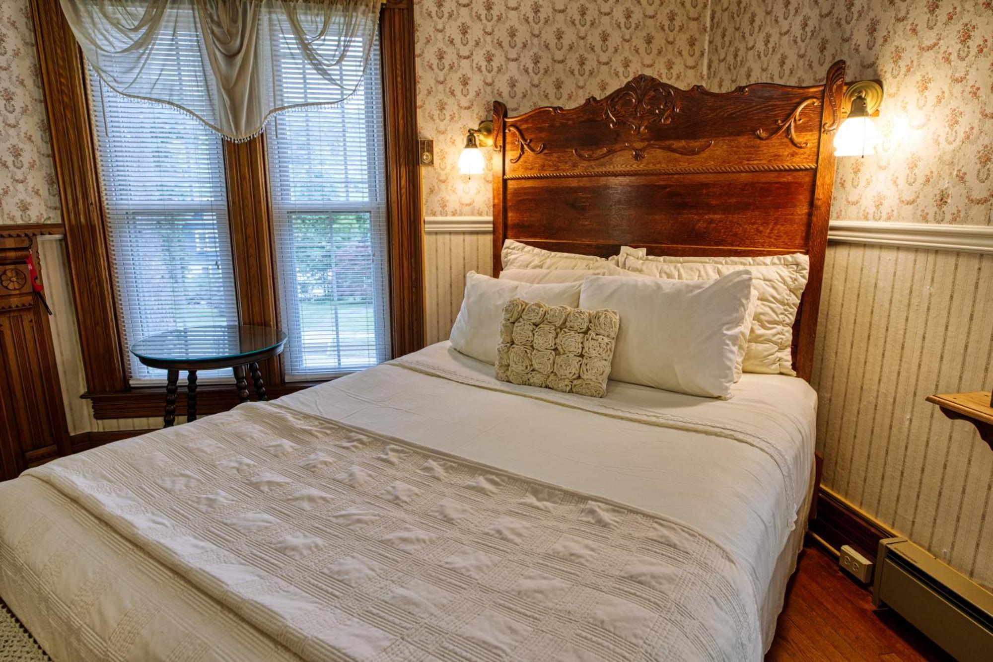 Rockwell Falls Inn And Wine Bar Lake Luzerne Rom bilde