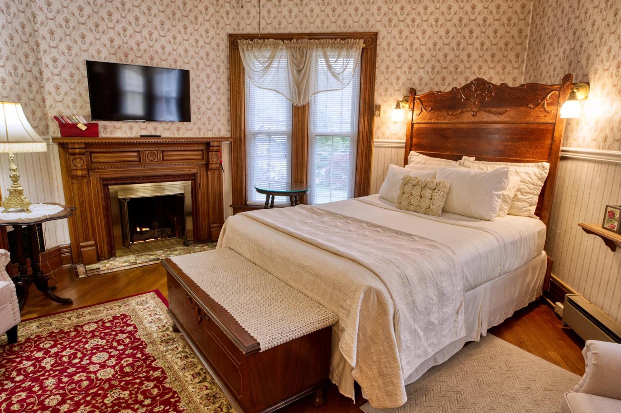 Rockwell Falls Inn And Wine Bar Lake Luzerne Rom bilde