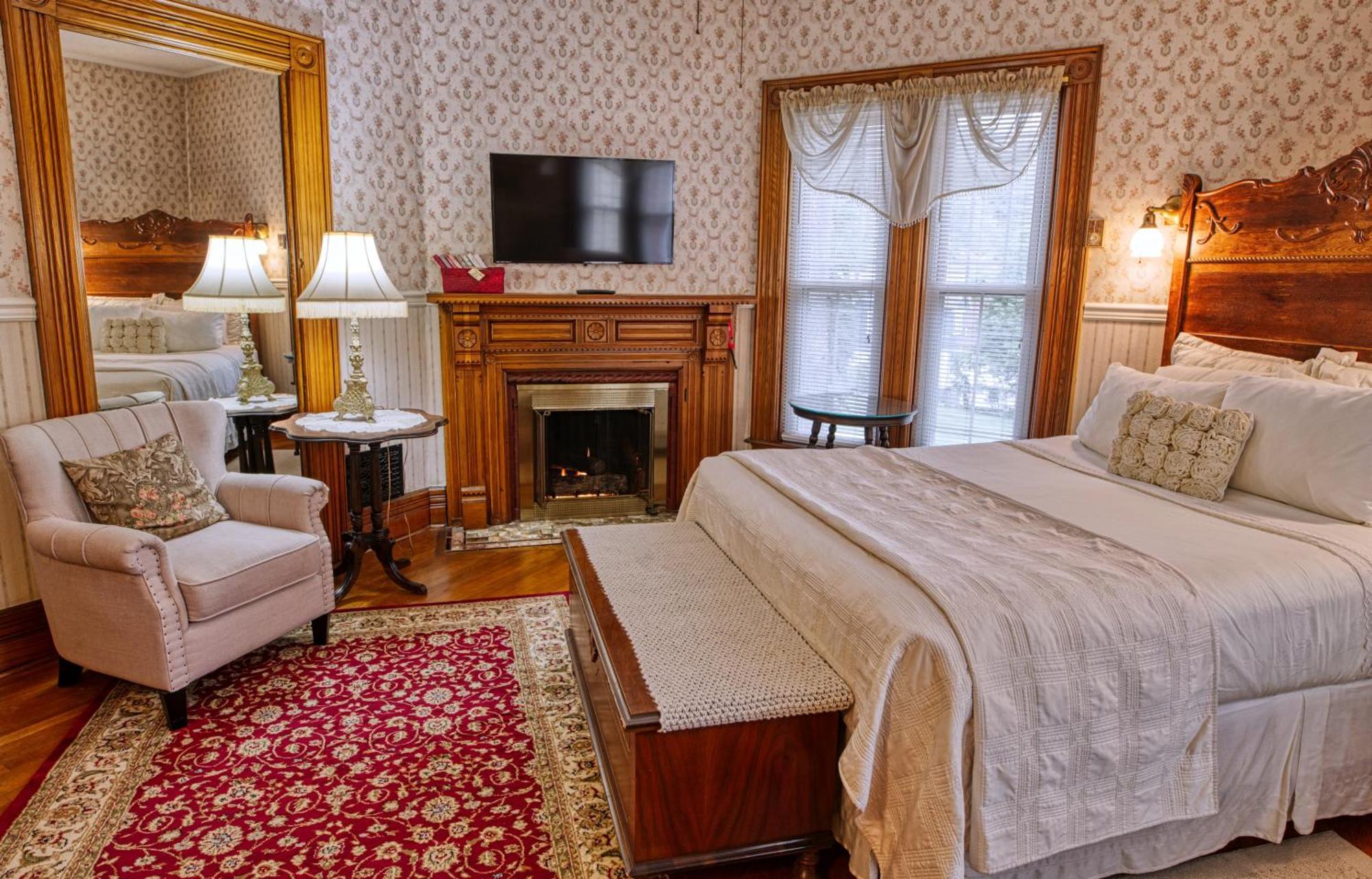 Rockwell Falls Inn And Wine Bar Lake Luzerne Rom bilde