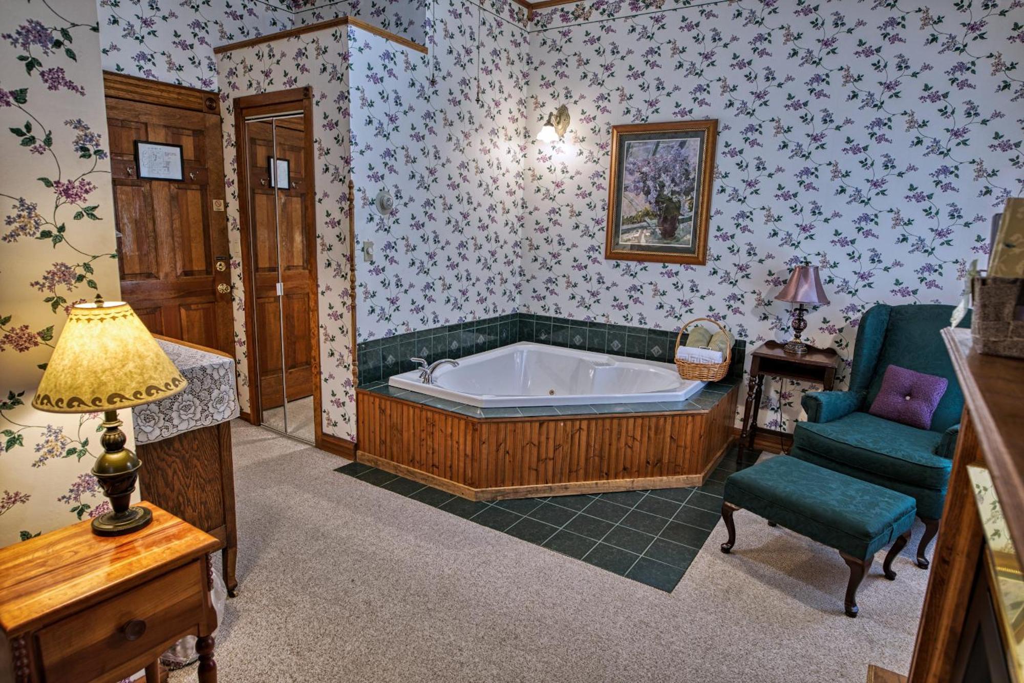Rockwell Falls Inn And Wine Bar Lake Luzerne Rom bilde