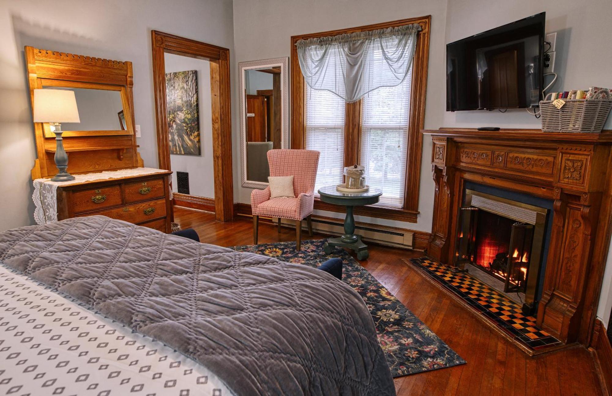 Rockwell Falls Inn And Wine Bar Lake Luzerne Rom bilde